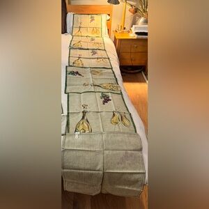 Placemats. Grapes/Wine theme. Six. Could be used as Napkins. NWT